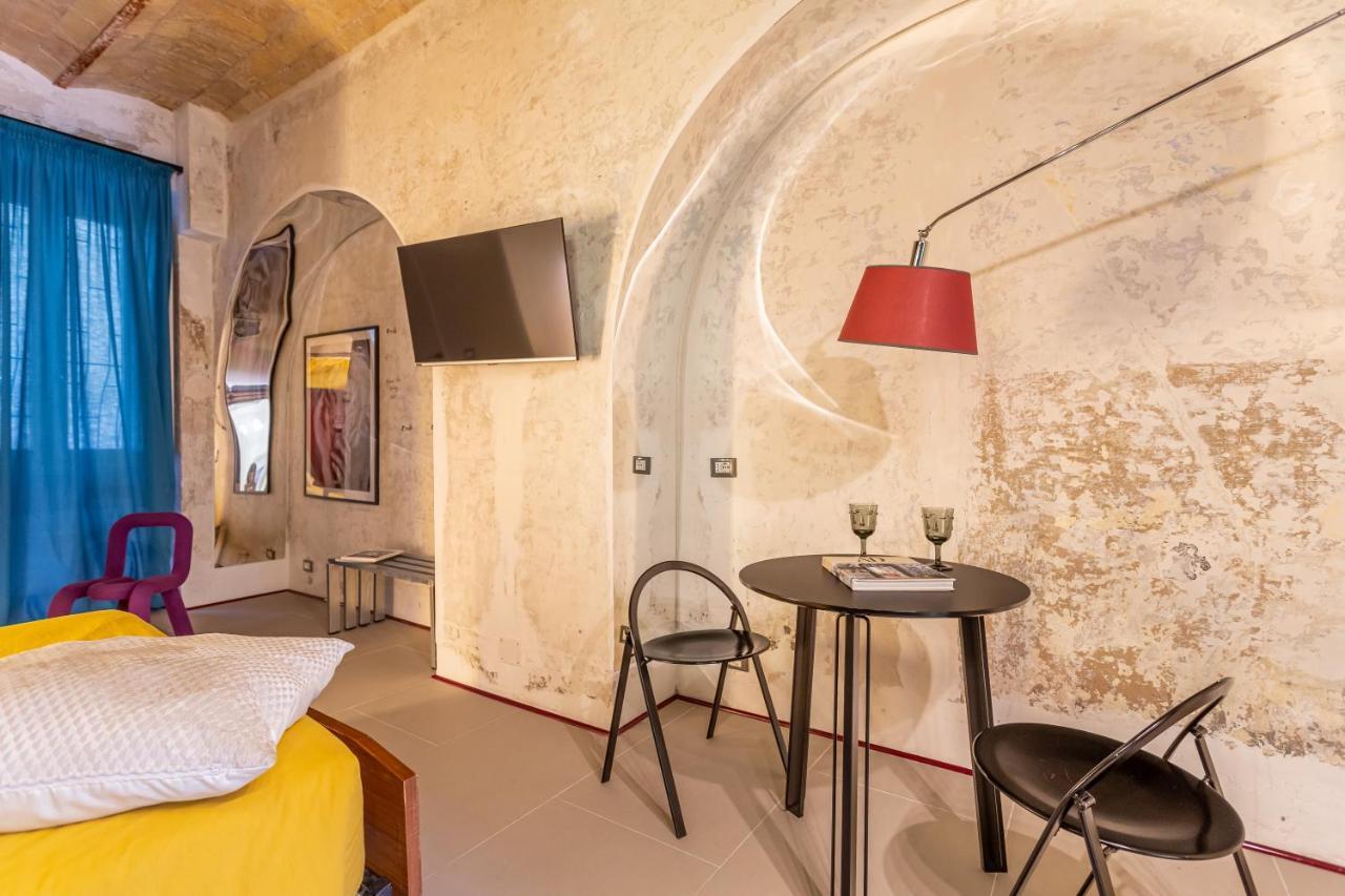 Apartment Ruins_design Loft 150 Mt From Colosseum Rom